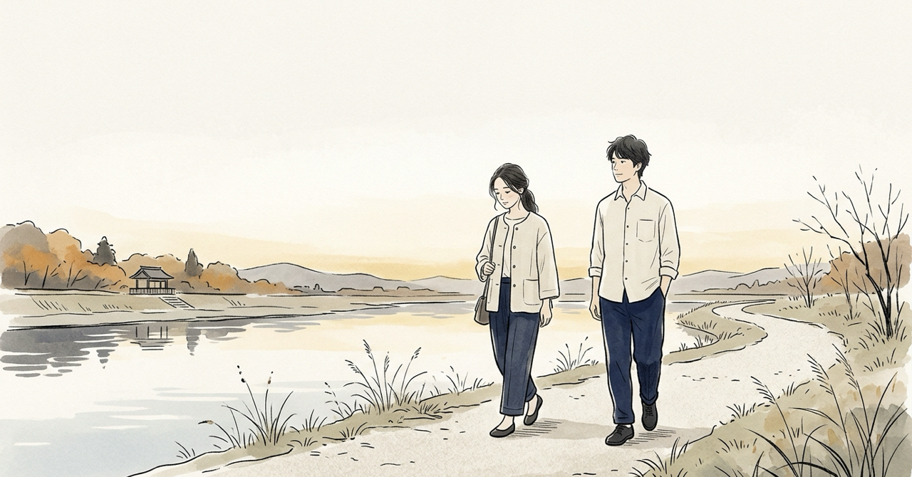 夕方の道を同じ方向へ並んで歩き、答えを急がず静かな時間を共有する二人